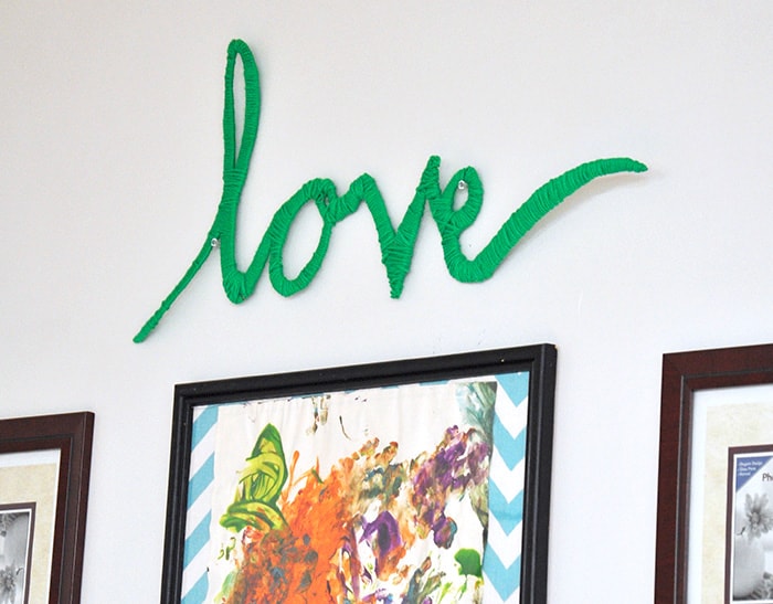 If you are looking for a fun project to do while sitting on the sofa, this is it. Make easy DIY wall art out of any word using cardboard and yarn!