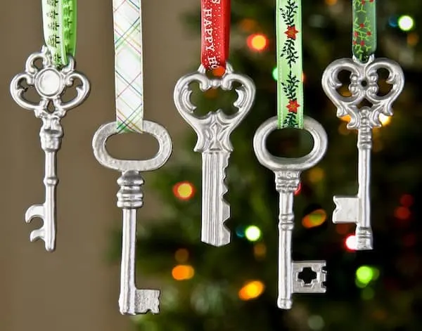 Make Simple Metallic Key Ornaments for Christmas
