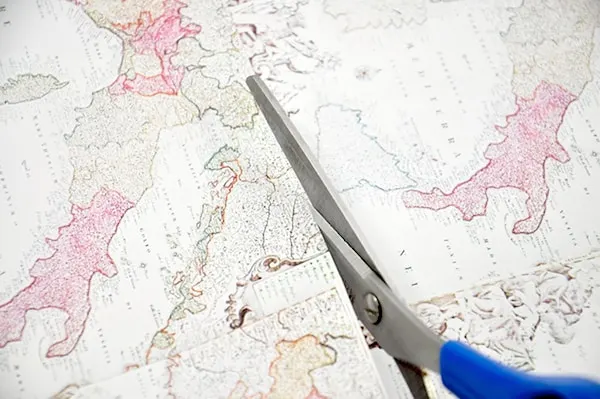 Cutting a map with scissors