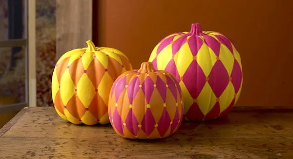 These awesome harlequin painted pumpkins are so easy to make - the perfect last minute DIY project for your Halloween or Thanksgiving decor.