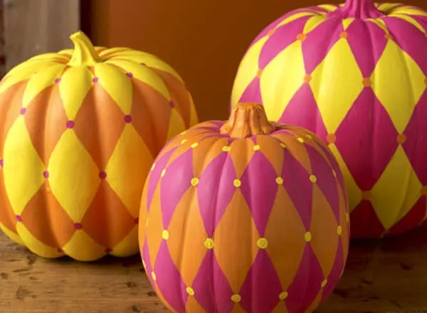 These awesome harlequin painted pumpkins are so easy to make - the perfect last minute DIY project for your Halloween or Thanksgiving decor.