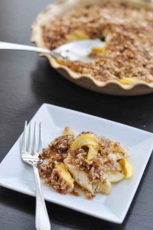 Machen Sie ein köstliches Apfel-Pfirsich-Crisp-Rezept in weniger als einer Stunde. Servieren Sie es mit Eis oder allein - so oder so, es ist köstlich!