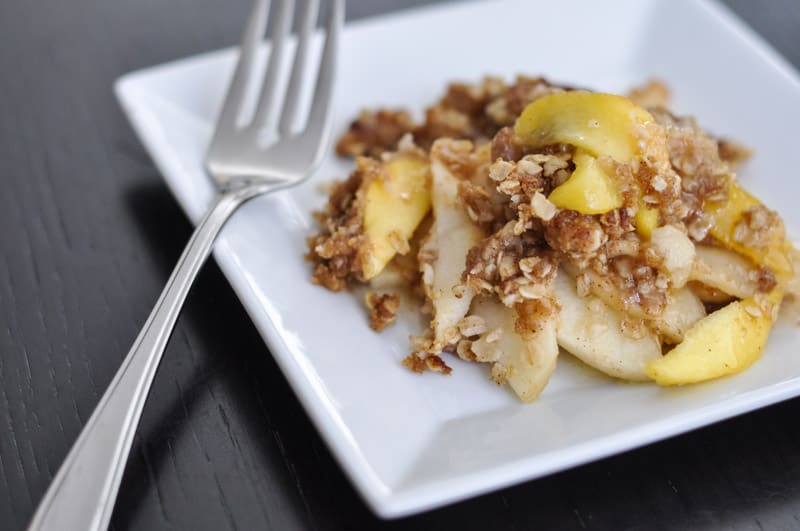 Faça uma deliciosa receita de maçã-pêssego crocante em menos de uma hora. Sirva com sorvete ou por conta própria - de qualquer forma, é delicioso! 