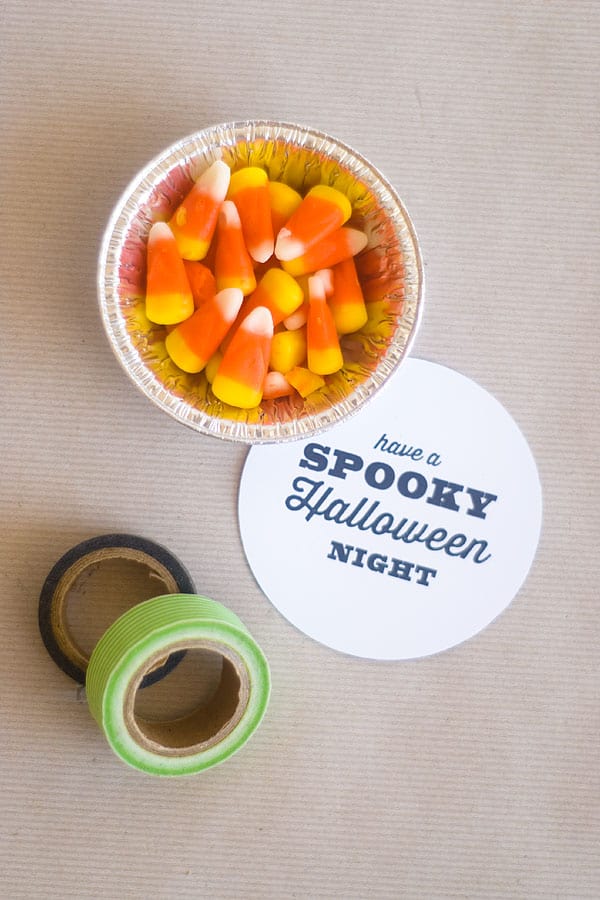 Make these adorable DIY Trick or Treat tins to use as Halloween favors for school parties, carnival, or as a surprise for neighbor trick or treaters! Great for kids, for teens, or for adults. Great for teachers to pass out to their kids as well!
