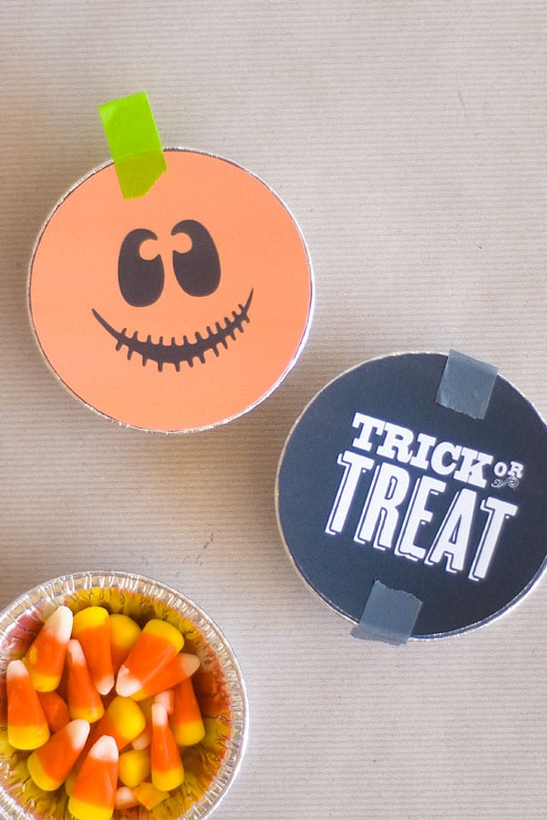 Make these adorable DIY Trick or Treat tins to use as Halloween favors for school parties, carnival, or as a surprise for neighbor trick or treaters! Great for kids, for teens, or for adults. Great for teachers to pass out to their kids as well!