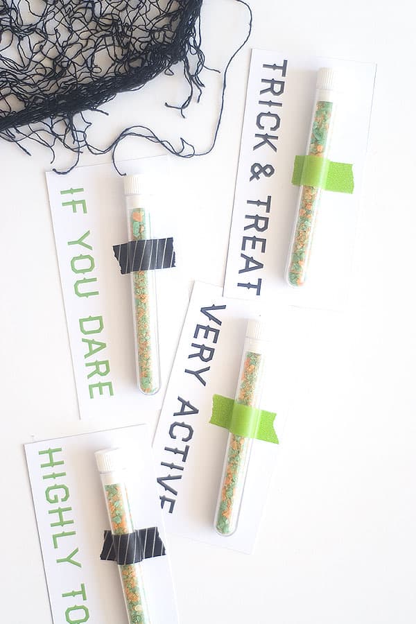 Science test tubes are just the right amount of spooky for these easy Halloween party favors! Add a free printable for some festive fun.
