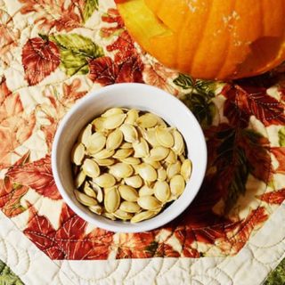 It's so easy to bake pumpkin seeds in the oven and add a few ingredients to make them delicious - learn how with this tasty roasted pumpkin seeds recipe!
