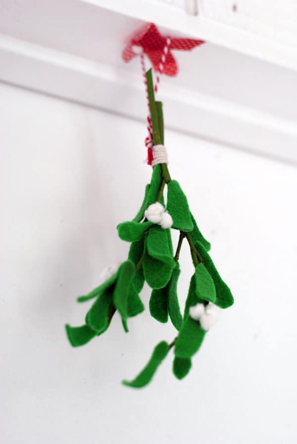 How to make felt mistletoe - this is so pretty for the holidays, and you can use it year after year!