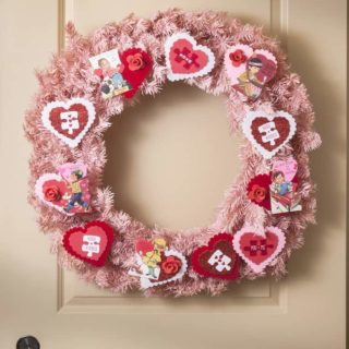 Use vintage valentines, a few supplies, and a pink form to make this unique valentine wreath in 15 minutes. SO easy!