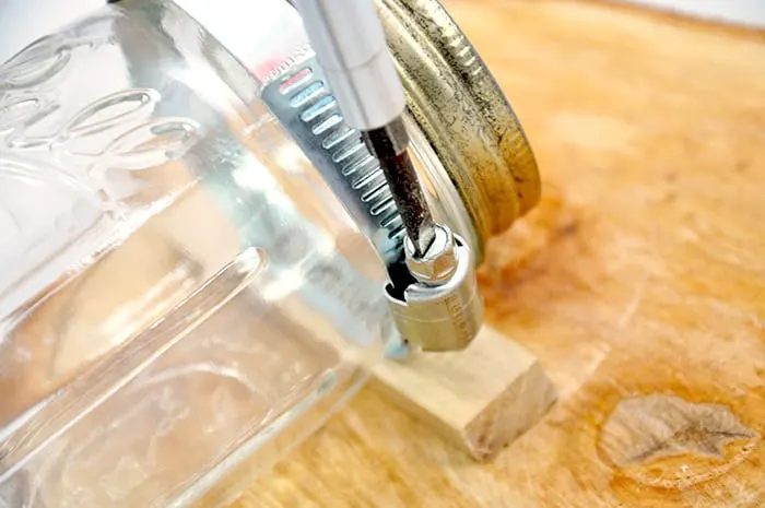 Tightening a mason jar into a hose clamp