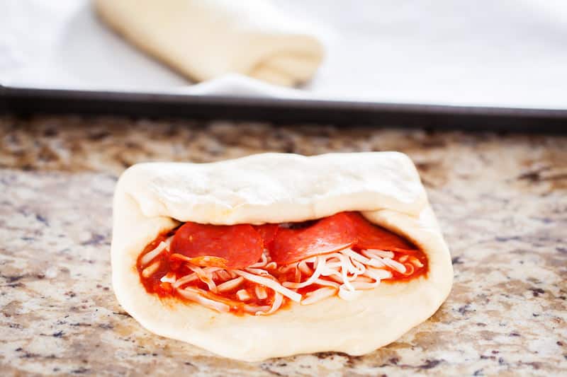 It can be expensive to fill a calzone craving on a regular basis. Get inspired by this calzone recipe with no yeast dough - it's so simple and yummy!