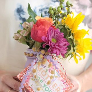 Give a Mother's Day gift that she will never forget - this floral vase idea with a printable is a piece-of-cake and you can make it in a couple of minutes!