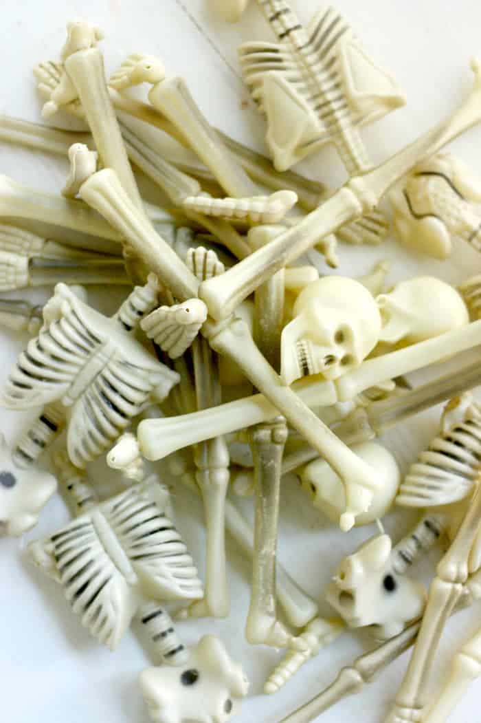 Plastic skeleton parts in a pile