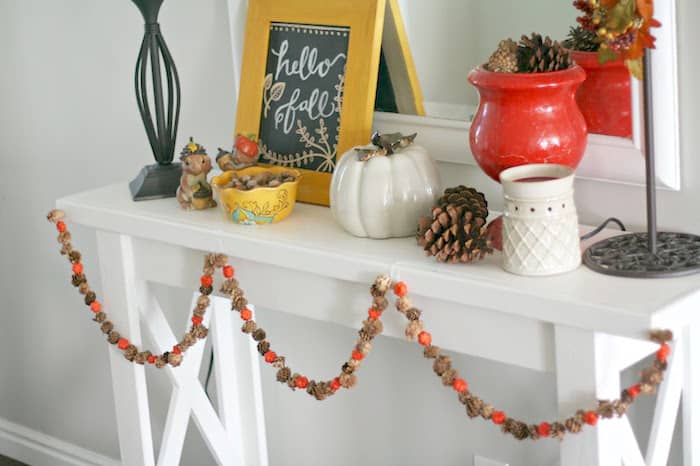 With a few basic supplies, you can easily whip up a fall garland. It's simple to make, and this pretty seasonal decor that won't break the bank!