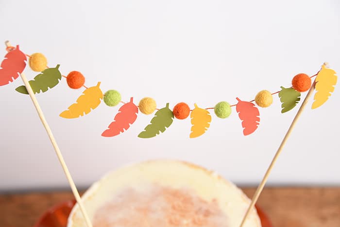 Add a festive touch to your fall celebrations with this brilliant feather cake topper! It's very easy to make and you can customize the colors!