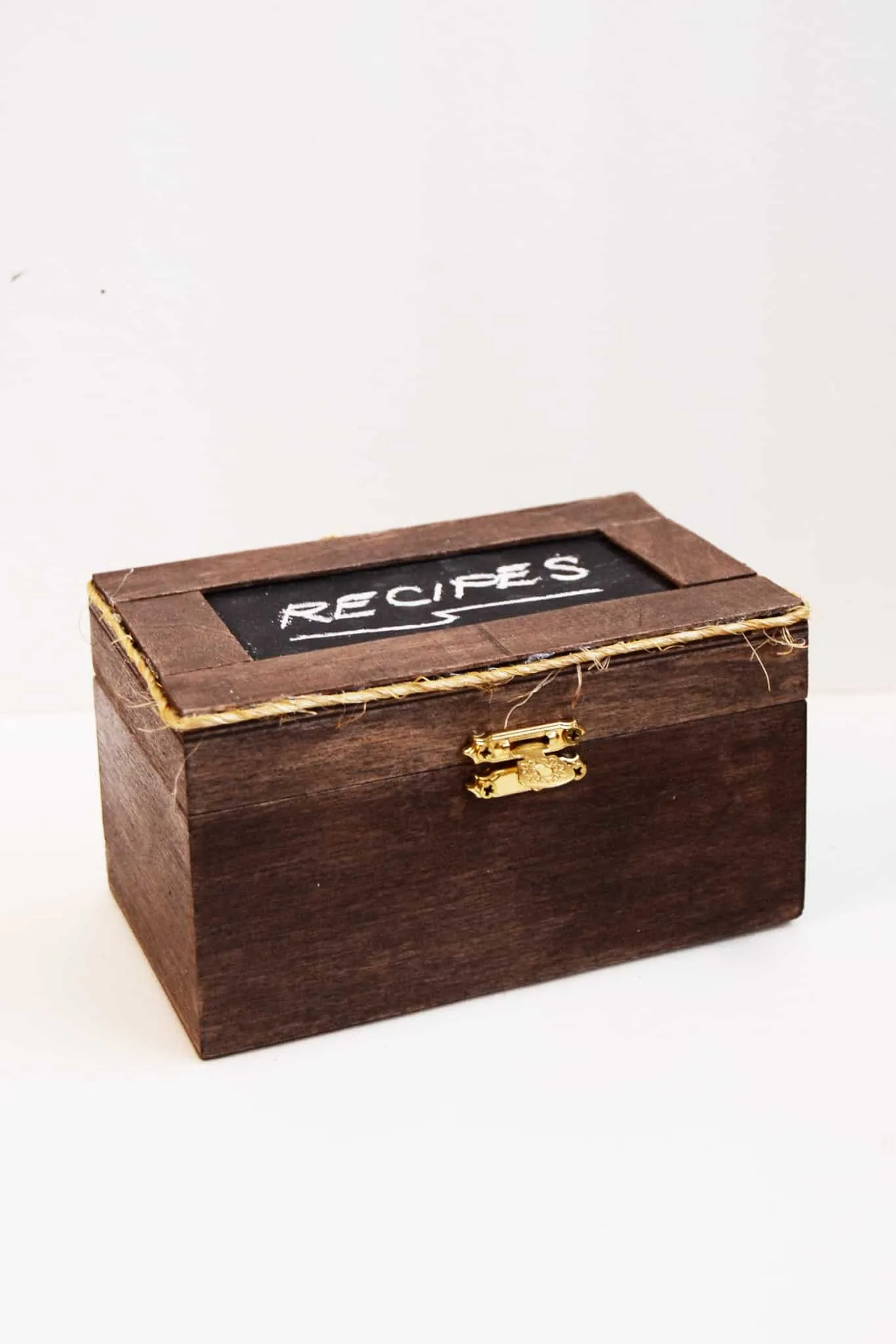 Store all of your treasured recipes in this unique, rustic themed DIY chalkboard recipe box! It's easy to make and perfect for gifting.