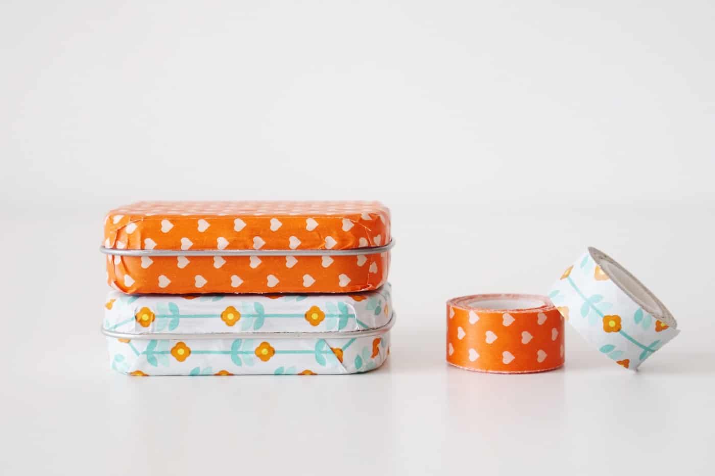 Si vous aimez les bricolages en washi tape, prenez votre motif préféré, une boîte de conserve à la menthe usagée, et transformez-la en un mignon petit support ! C'est un bricolage upcyclé tellement amusant et facile !