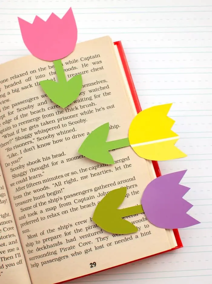 DIY bookmarks for kids to make that look like spring flowers