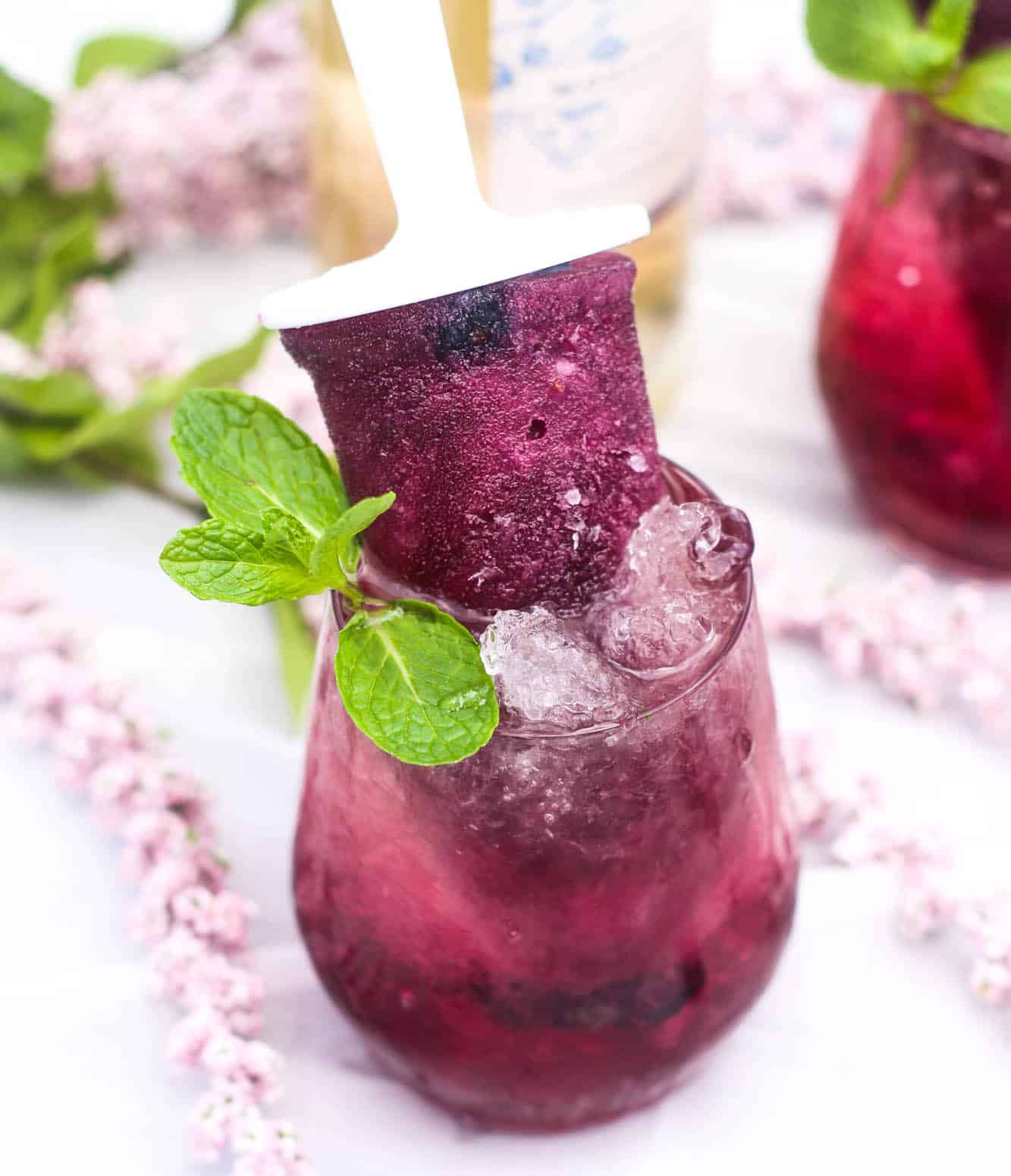 These delicious boozy popsicles will help you cool down this summer! You're going to love the blueberry combined with tasty Moscato wine. So refreshing!