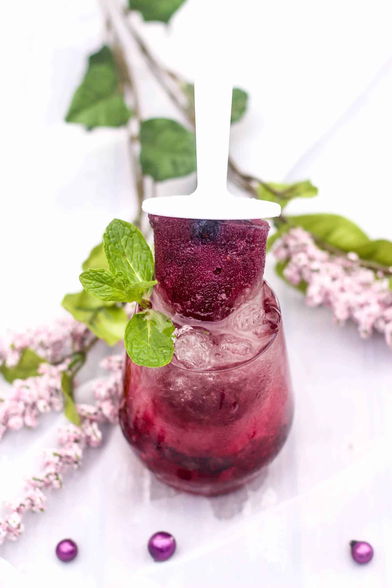These delicious boozy popsicles will help you cool down this summer! You're going to love the blueberry combined with tasty Moscato wine. So refreshing!