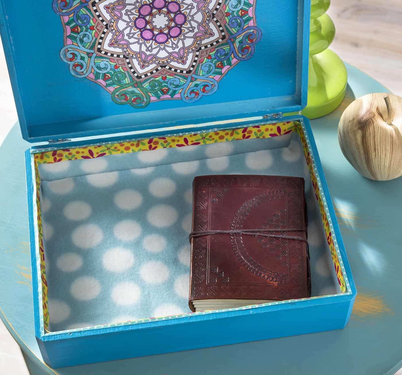 How to decorate boxes with paint and Mod Podge