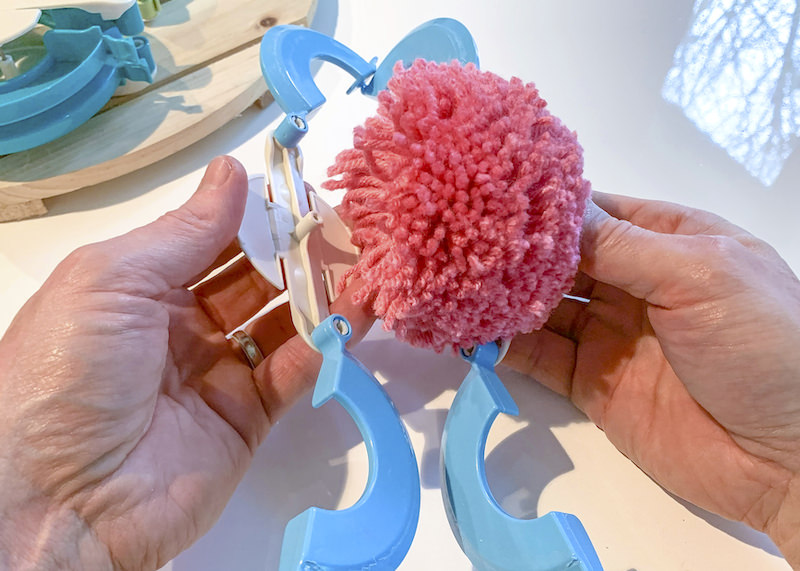 Removing a finished pom pom from a pom pom maker
