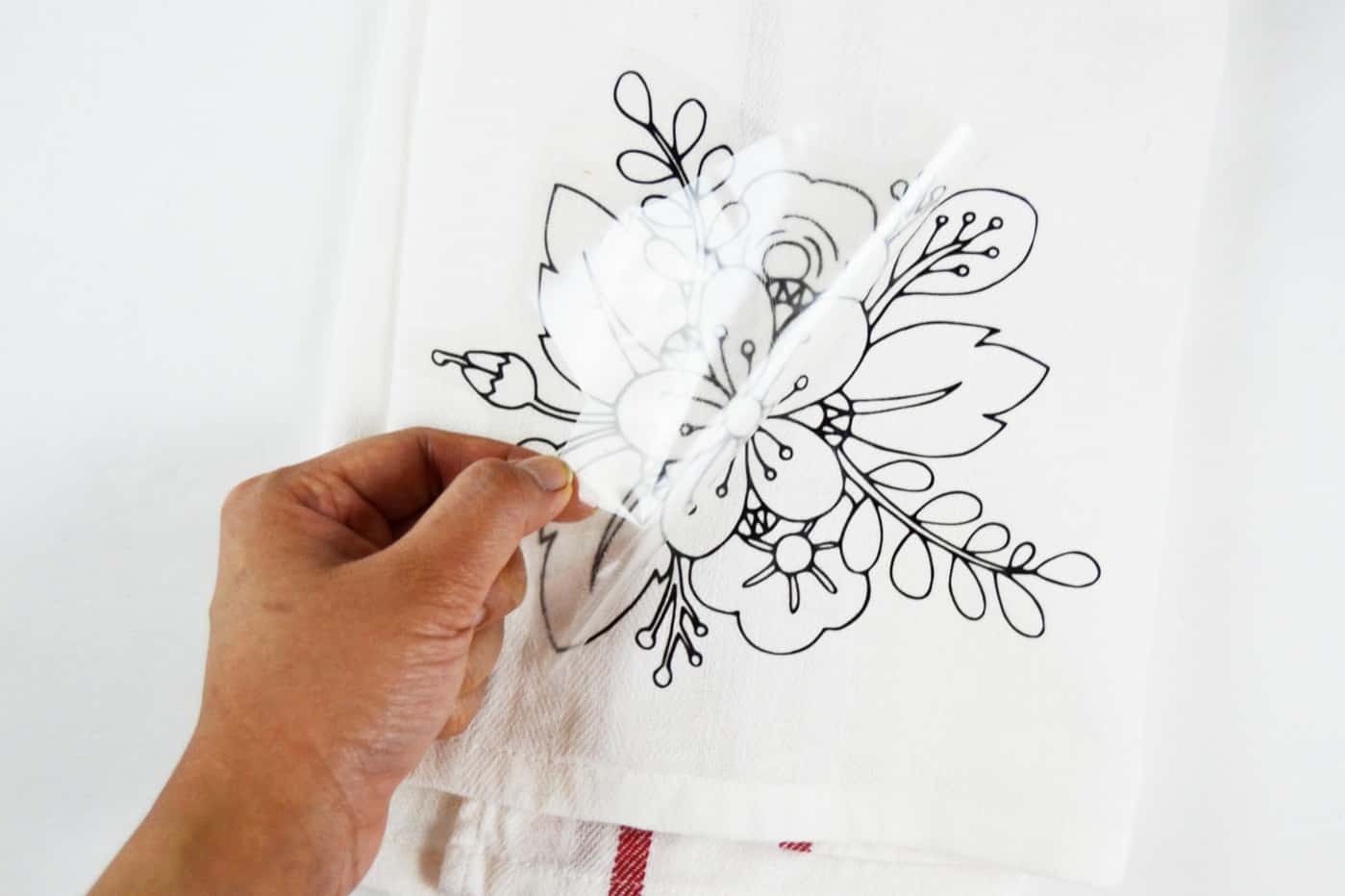 Adult coloring isn't just for the pages of a coloring book - use fabric markers on this DIY tea towel to make a unique Christmas, birthday, or hostess gift personalized with color! Great Silhouette or Cricut project.