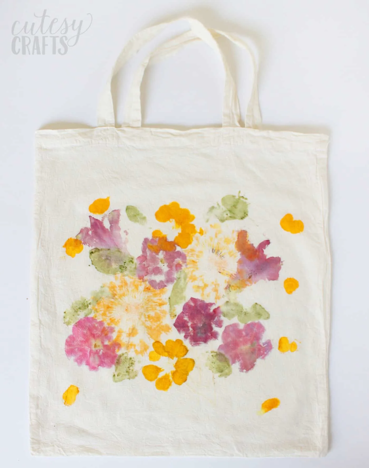 Decorate a bag with flower pounding