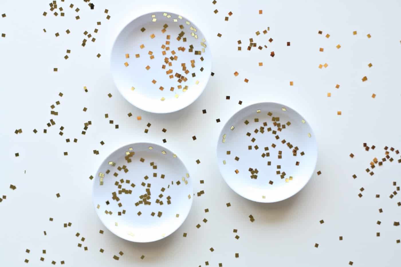 Learn how to decorate ceramic dishes with glitter and turn them into jewelry holders