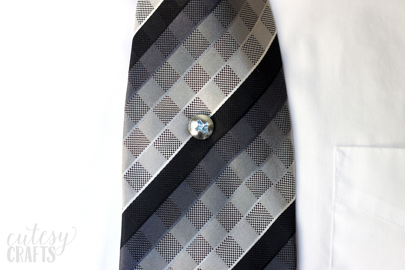 Turn a screw into the coolest tie tack ever - it's easy! Great for any guy that wants to make a statement. This is the perfect gift for Father's Day. 