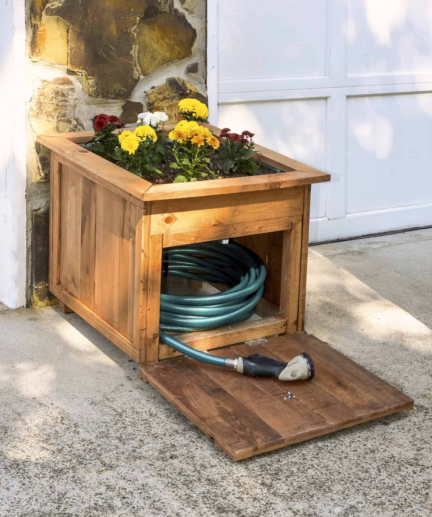 Build a unique hose holder using recycled pallet wood! This holder has a special feature; you can plant your favorite flowers on top. I love it!