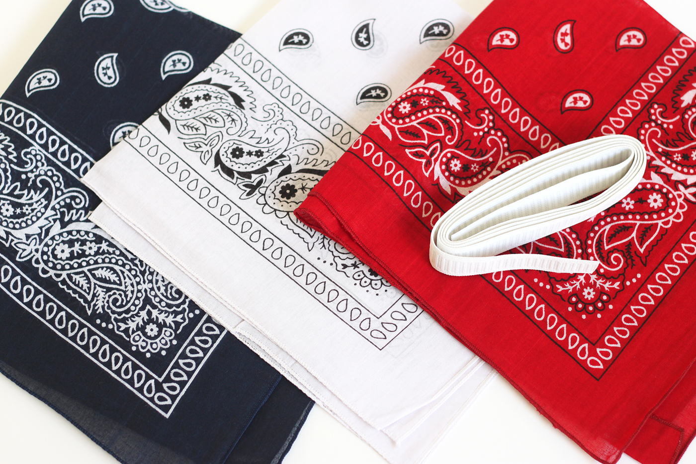 Vermelho, bandanas brancas, e azuis com elástico