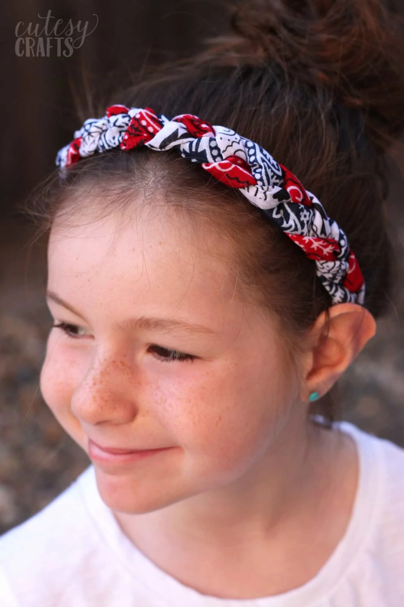 Use inexpensive bandanas and your sewing machine to make these festive bandana headbands. Customize them with any colors you like - so fun!