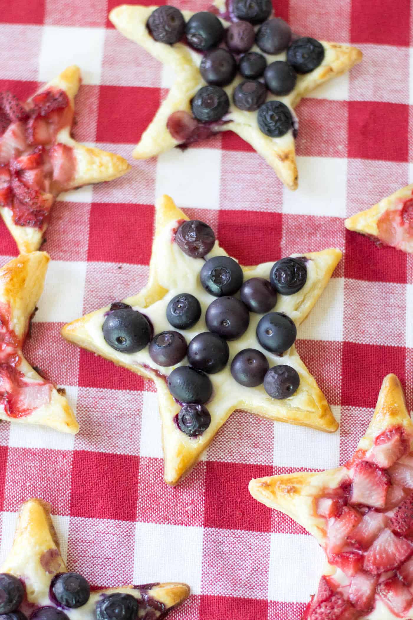 This delicious puff pastry recipe is perfect for summer! You'll use mixed berries along with cream cheese to make this tasty, star-shaped dessert.