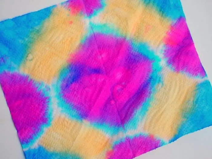 Unfolded paper towel with a dyed pattern