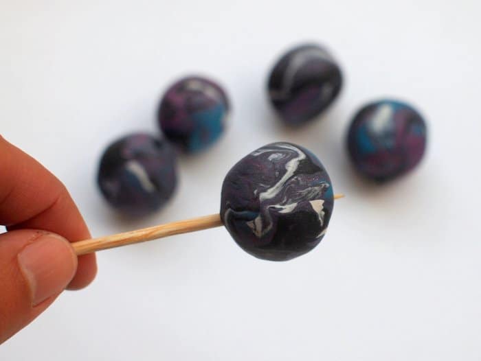 Are you looking for a kids jewelry project that’s out-of-this-world fun? This strand of planets is made with clay - it's really easy to do!