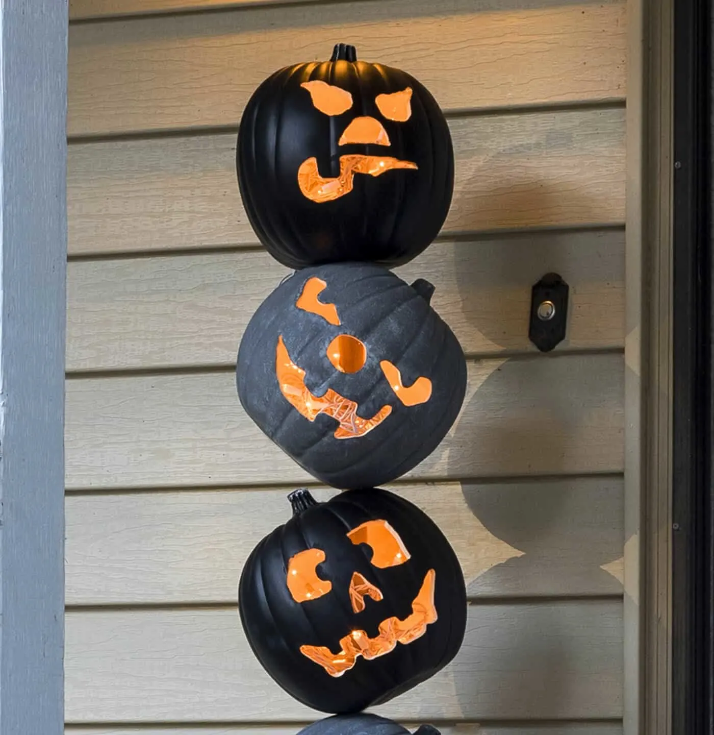 Grab some faux pumpkins from the craft store and create this unique Halloween pumpkin topiary! It will look perfect on your front porch. So festive!