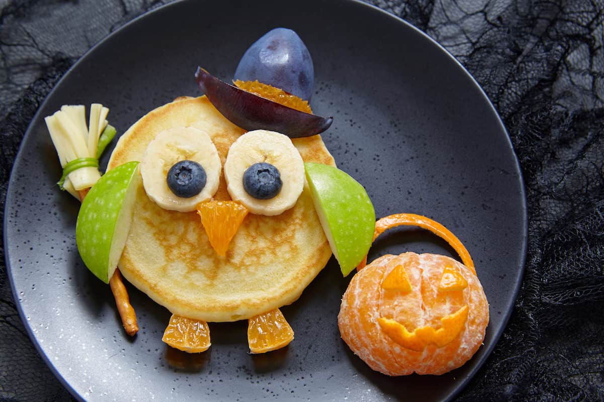 Make your kids' holiday morning special with these owl Halloween pancakes. These are easy to make - you don't need to be a chef to do them!