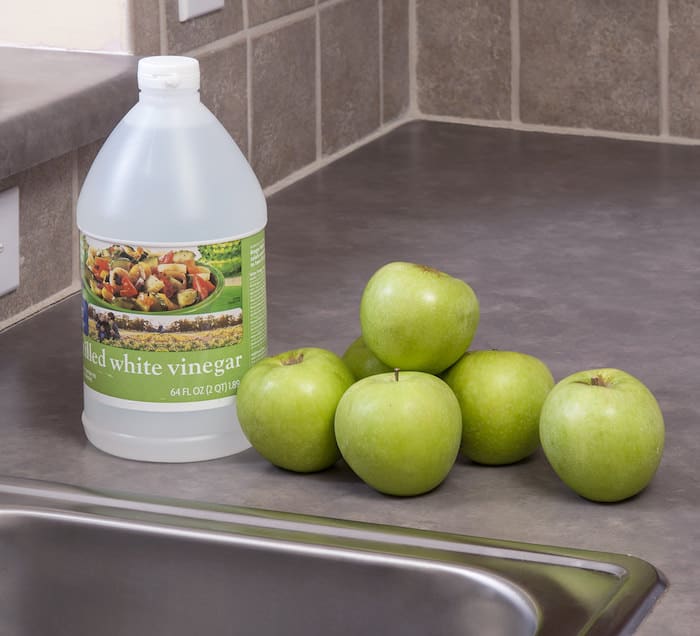 Homemade Fruit and Vegetable Wash with White Vinegar