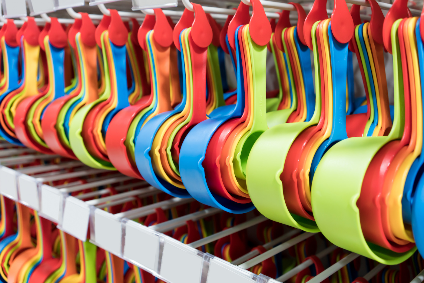 Colorful-measuring-cups-hanging-in-a-line
