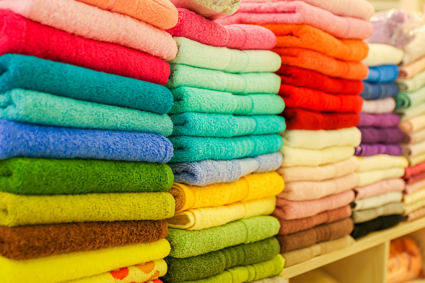 Piles-of-colorful-towels-stacked