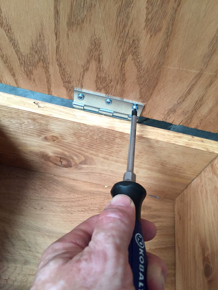 Screwing hinges into the wood