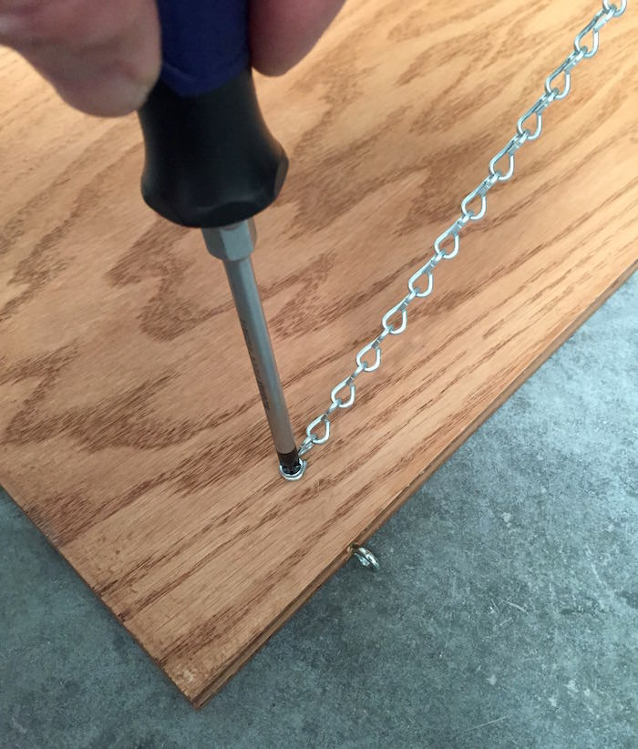 Screwing the chain into the wood