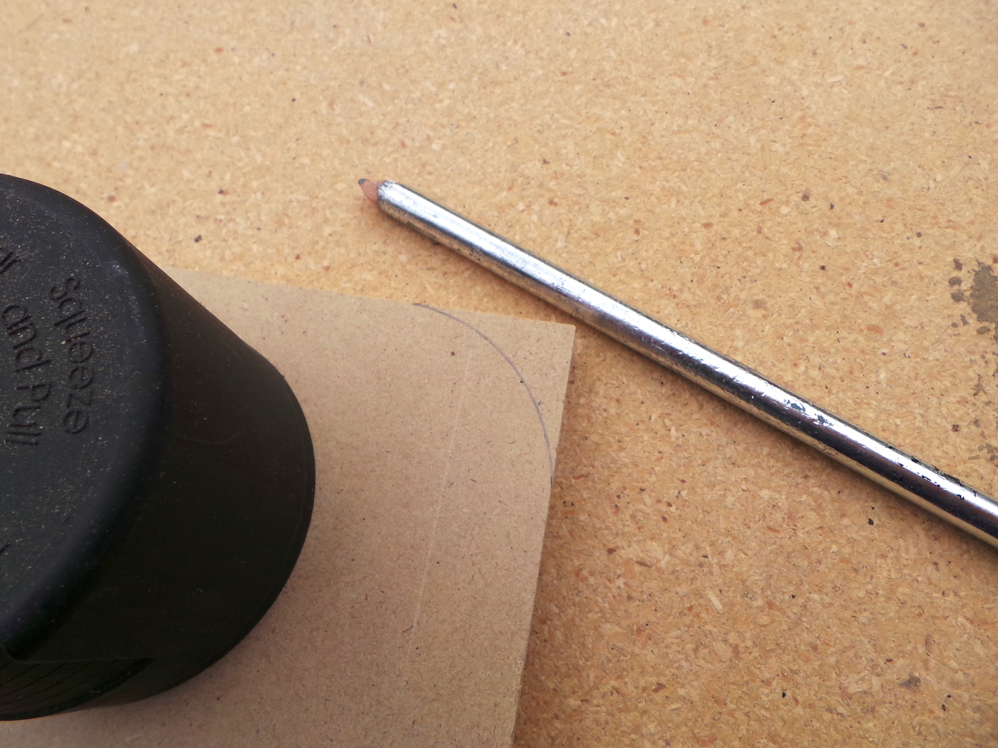 Tracing a spray paint cap with a pencil to make a round edge