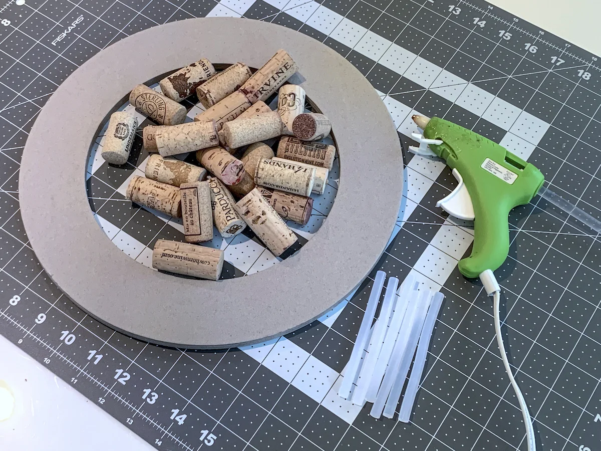 Wreath-form-with-wine-corks-and-a-hot-glue-gun