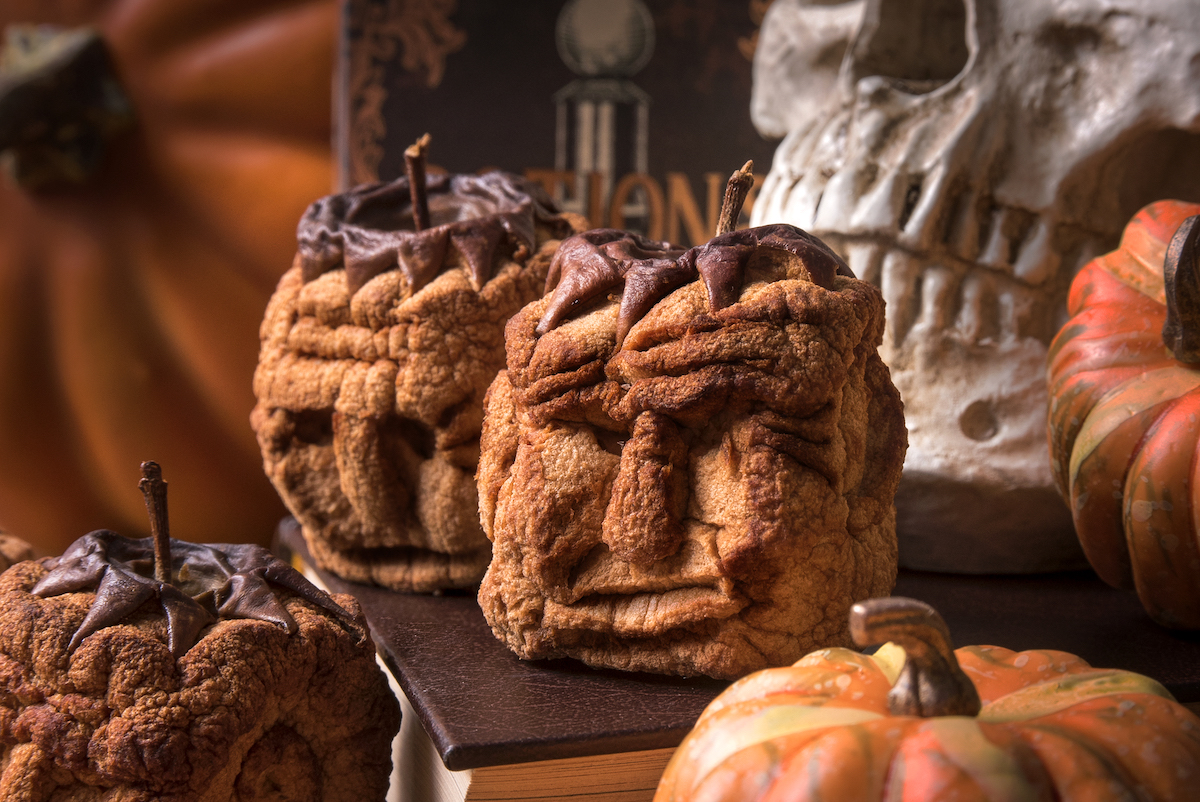 Halloween shrunken apple heads