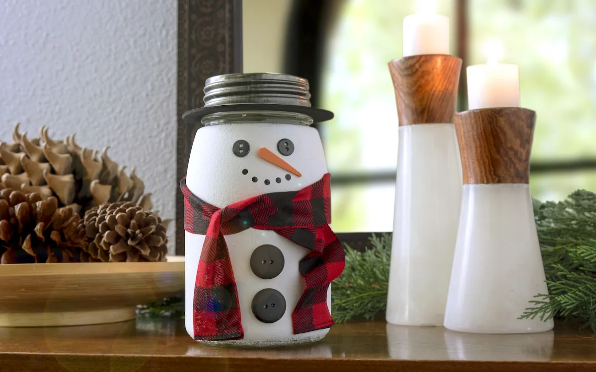 20 Festive Mason Jar Crafts for Christmas- If you want a fun and frugal way to decorate your home for Christmas, then you need to make one of these 10 festive Christmas Mason jar crafts! | DIY holiday décor project, décor to make with Mason jars, DIY Christmas decorations, #crafts #ChristmasDIY #ChristmasCrafts #ChristmasDecor #ACultivatedNest