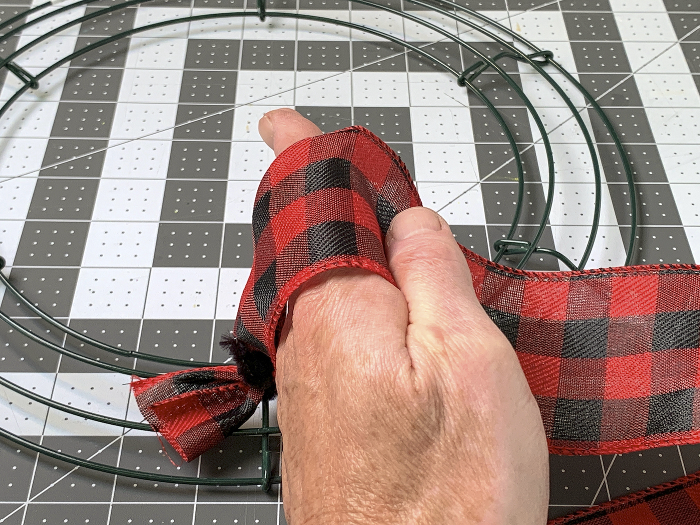 Making a loop with the ribbon using your hand