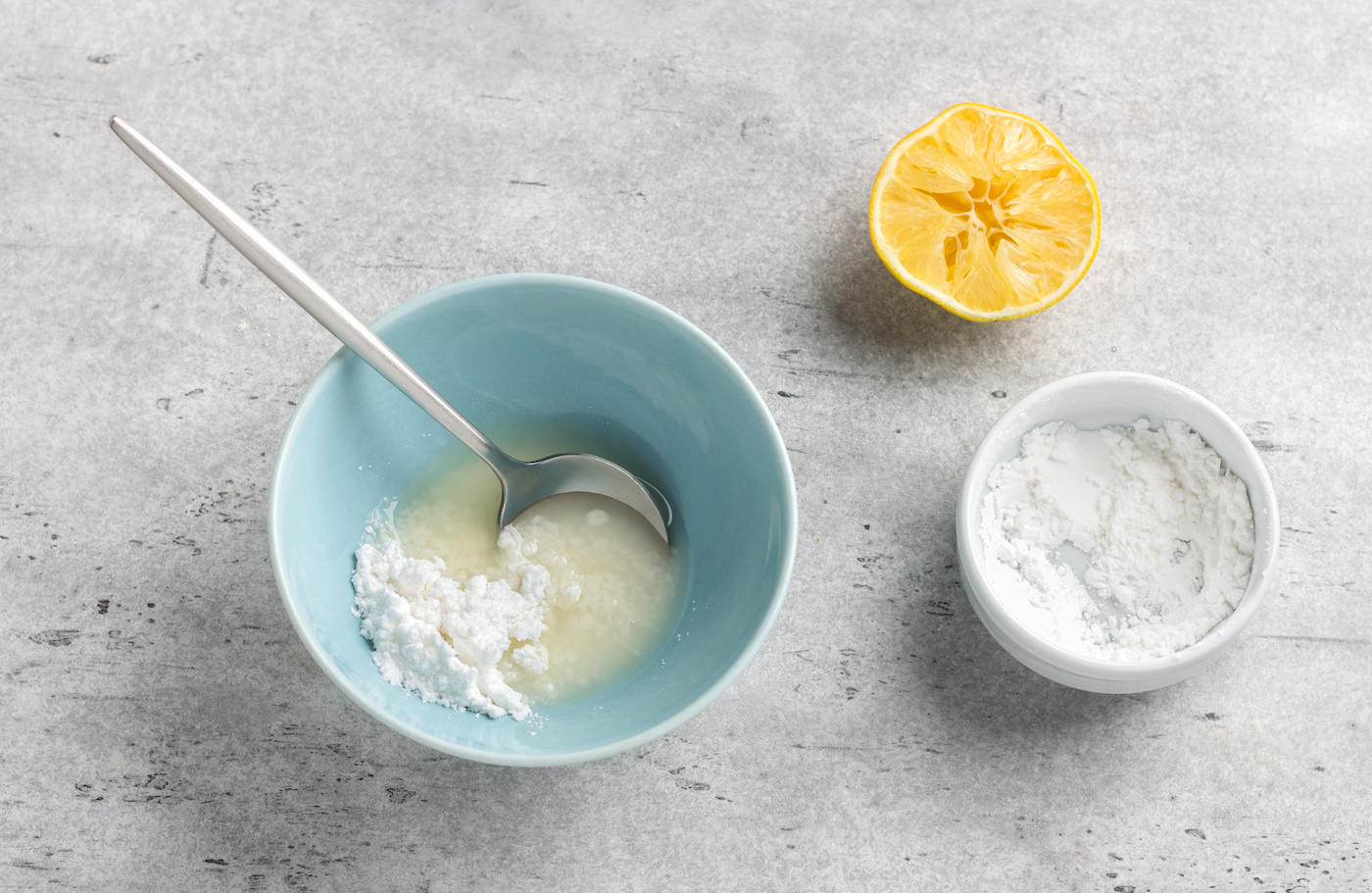 Adding-powdered-sugar-and-lemon-to-a-bowl