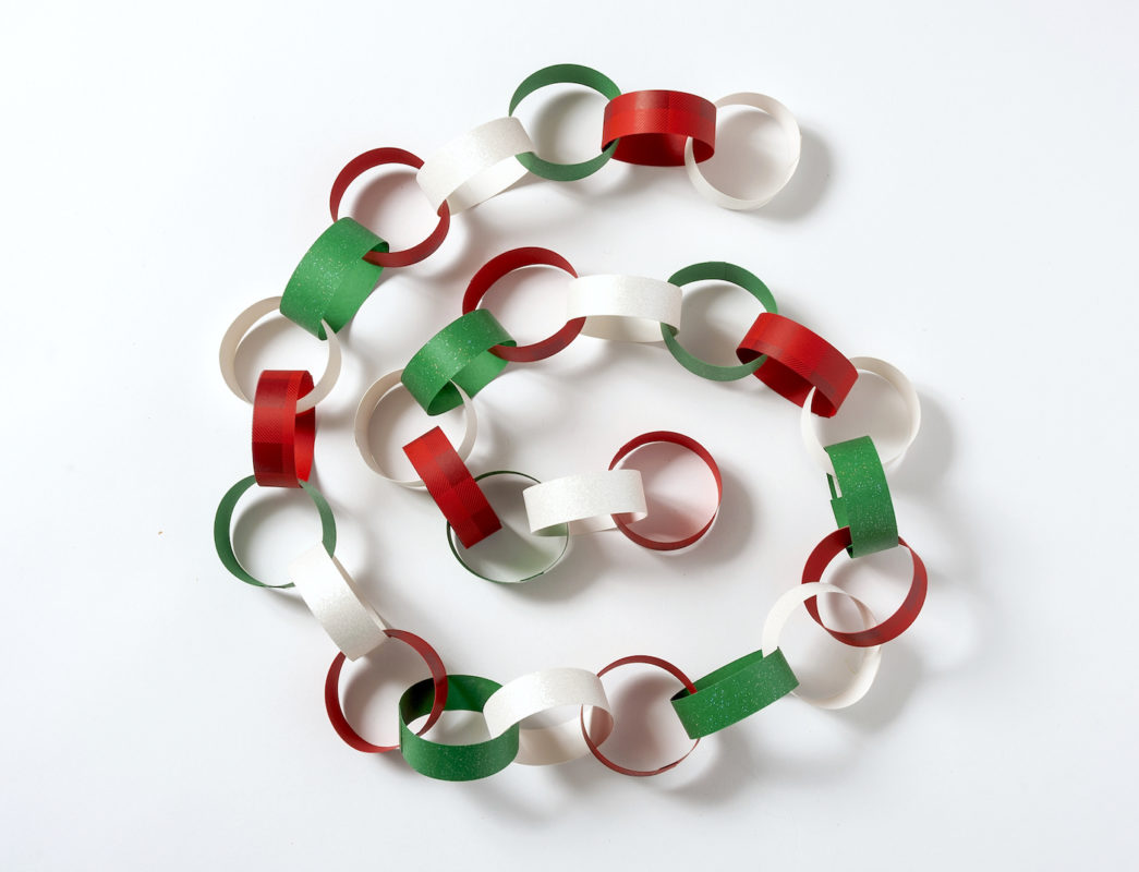 Christmas Paper Chain in Four Easy Steps - DIY Candy